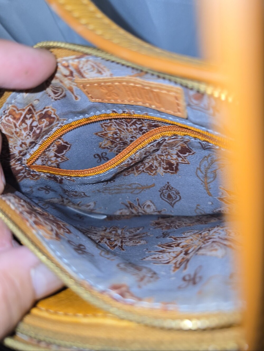 HOBO GENUINE Leather 3 DEVIDER Crossbody Bag with Quilted Designed - Picture 7 of 12